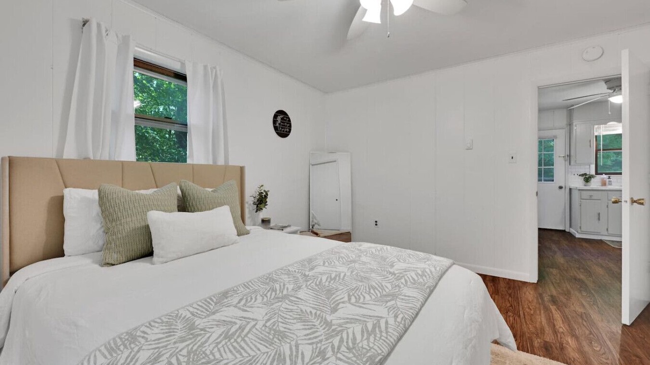 Photo of Bedroom in Gap