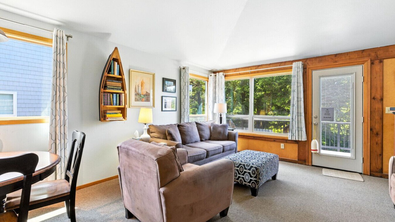 Photo of Livingroom in Rockaway Beach