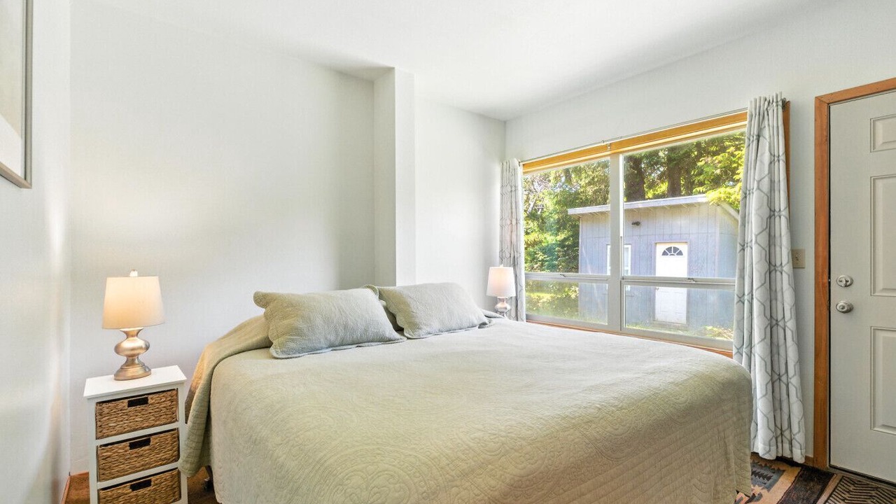 Photo of Bedroom in Rockaway Beach