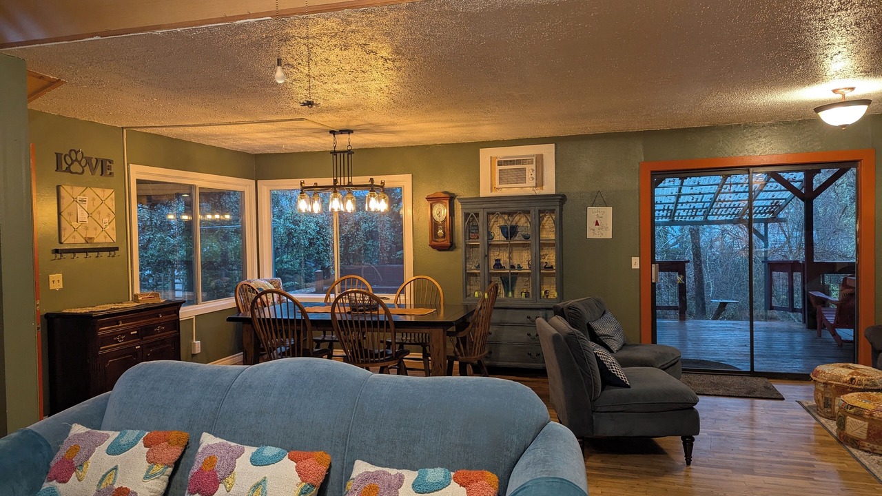 Photo of Livingroom in Roseburg