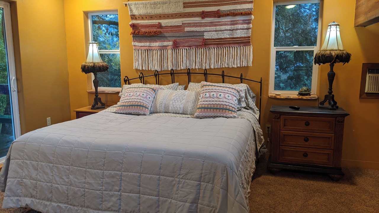 Photo of Bedroom in Roseburg