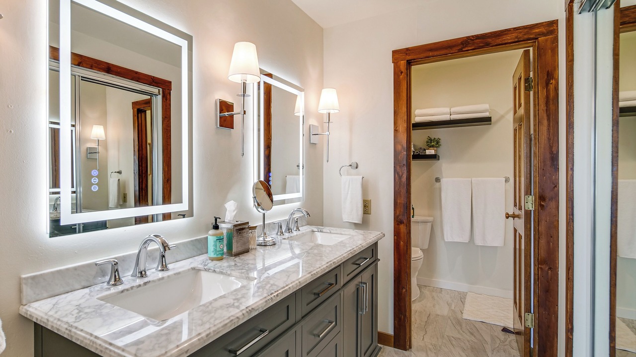 Photo of Bathroom in Lakeview