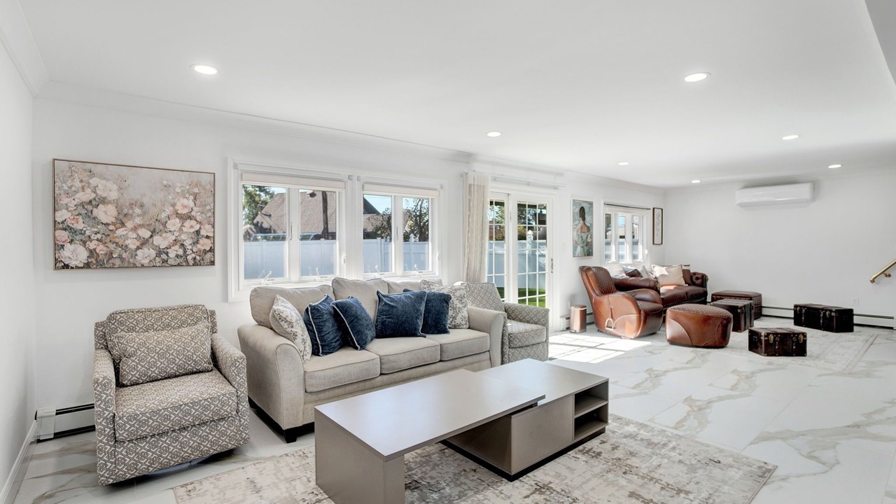 Photo of Livingroom in Alden Manor