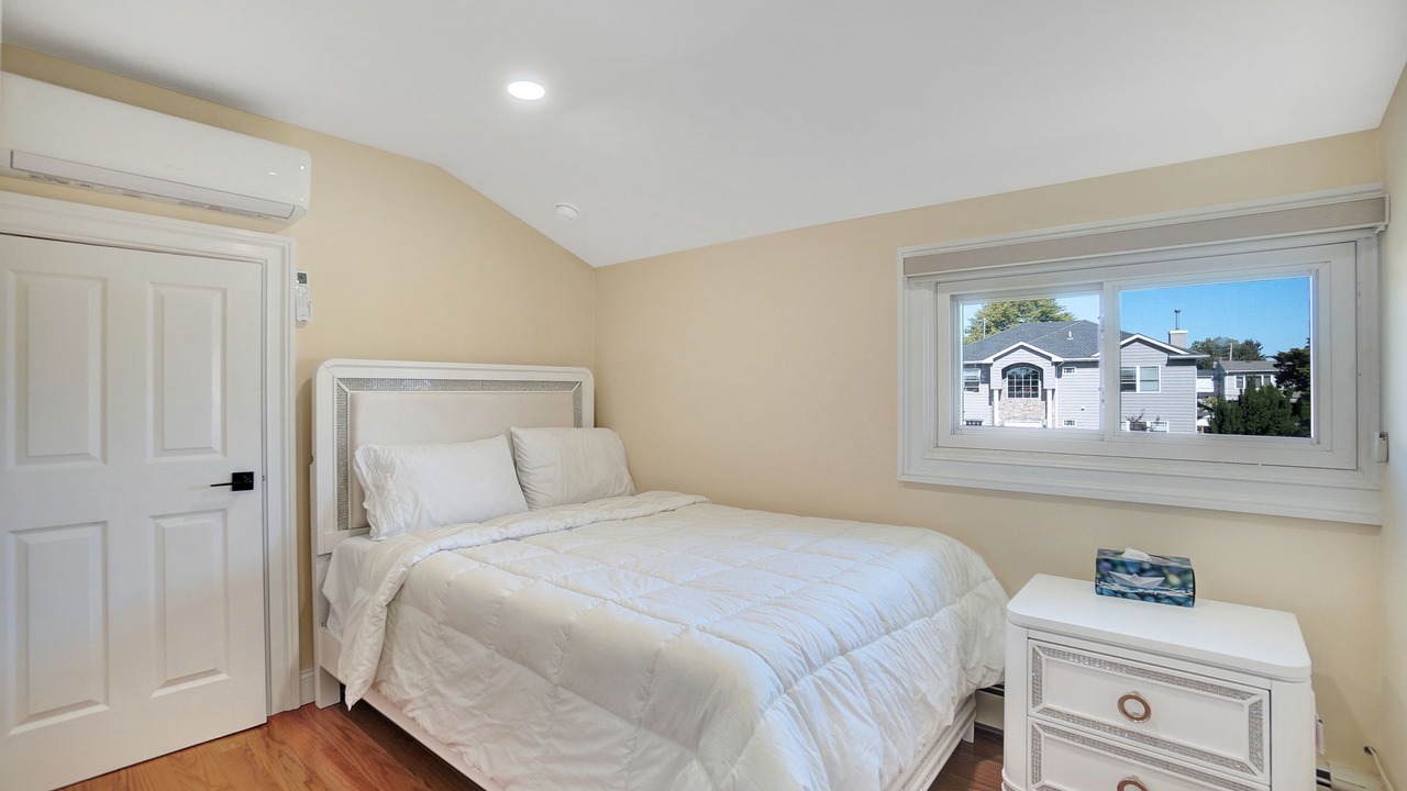 Photo of Bedroom in Alden Manor