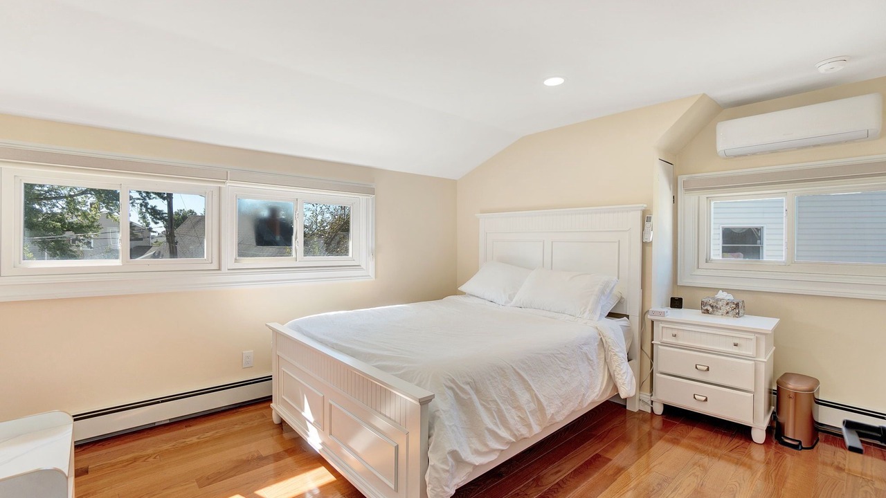 Photo of Bedroom in Alden Manor