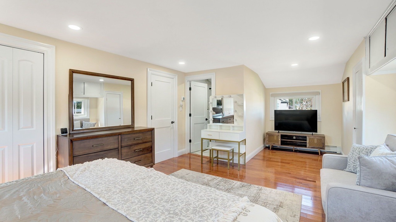 Photo of Bedroom in Alden Manor