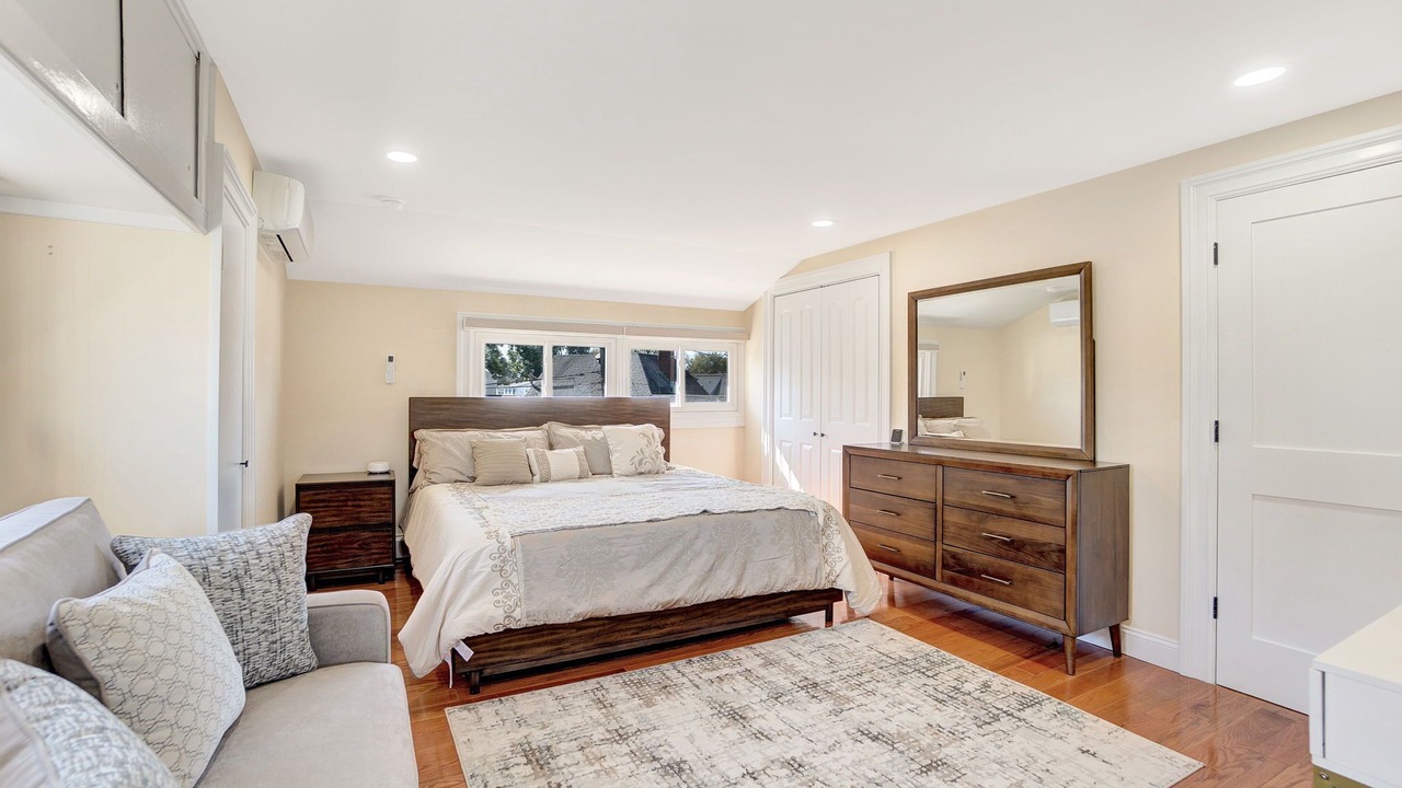 Photo of Bedroom in Alden Manor