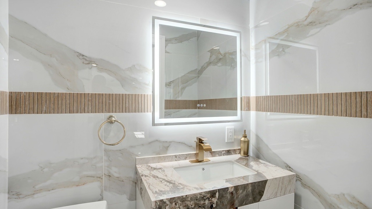 Photo of Bathroom in Alden Manor