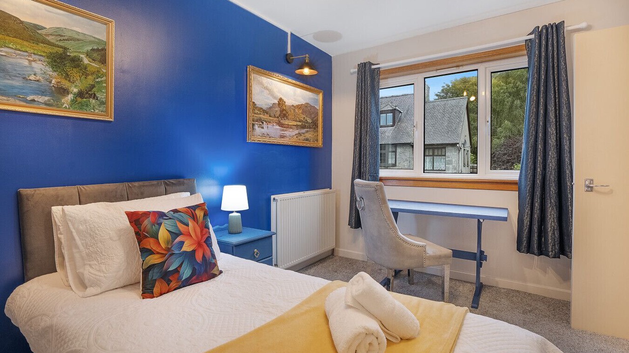 Photo of Bedroom in Cults