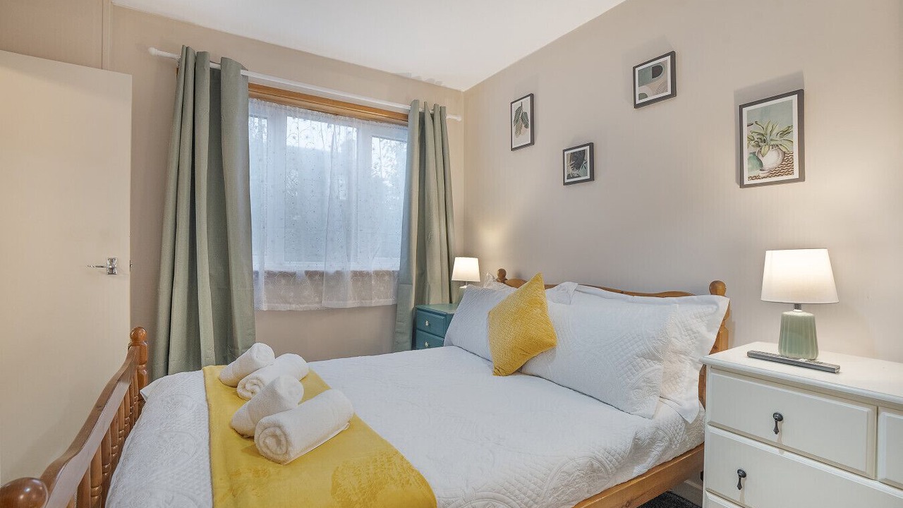 Photo of Bedroom in Cults