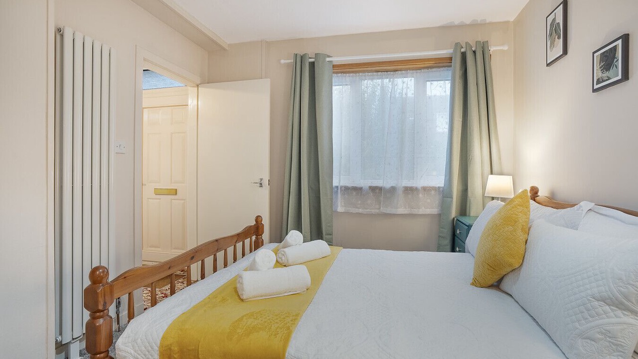 Photo of Bedroom in Cults