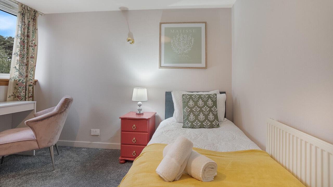 Photo of Bedroom in Cults