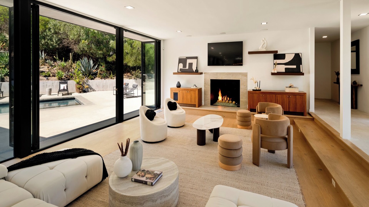 Photo of Livingroom in Beverly Glen
