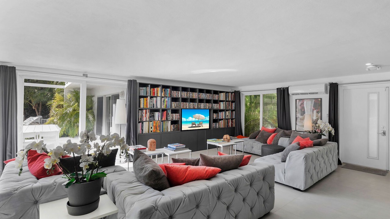 Photo of Livingroom in Rock Harbor