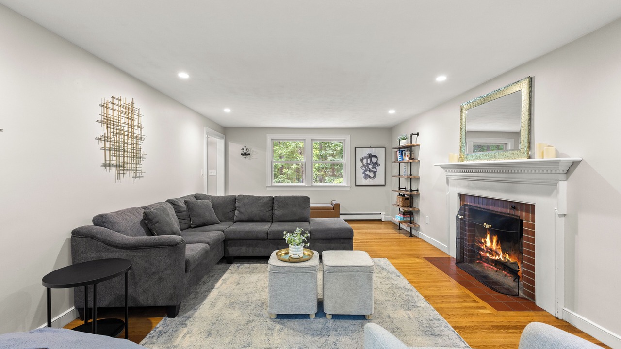 Photo of Livingroom in Foxboro