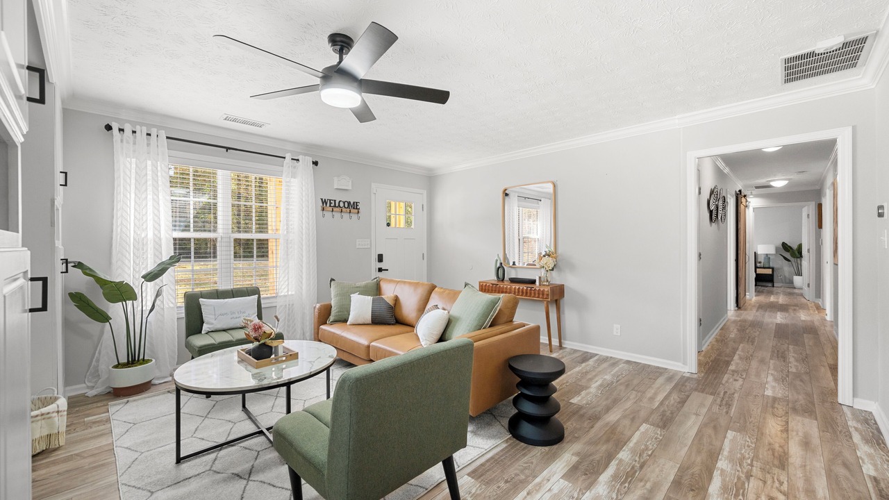 Photo of Livingroom in Suwanee