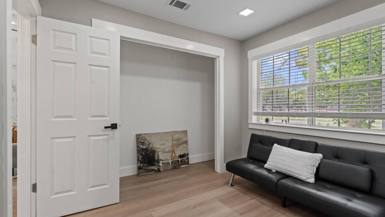 Photo of Livingroom in McNeil