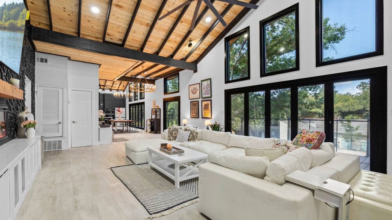 Photo of Livingroom in South Lamar