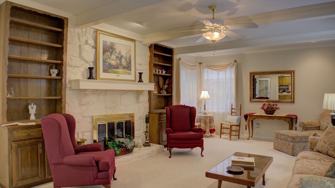Photo of Livingroom in Broken Arrow