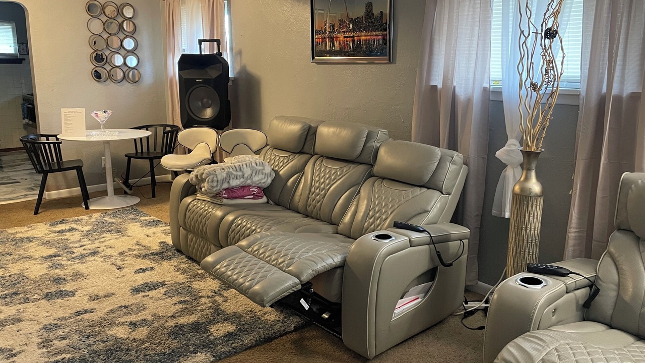 Photo of Livingroom in Airport Township