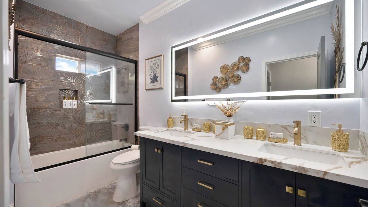 Photo of Bathroom in North Oak Park
