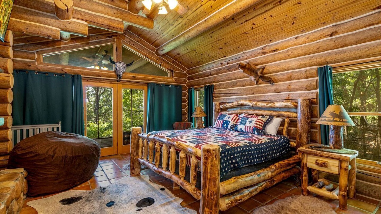 Photo of Bedroom in Mayes County