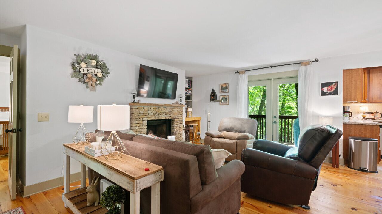 Photo of Livingroom in Big Canoe