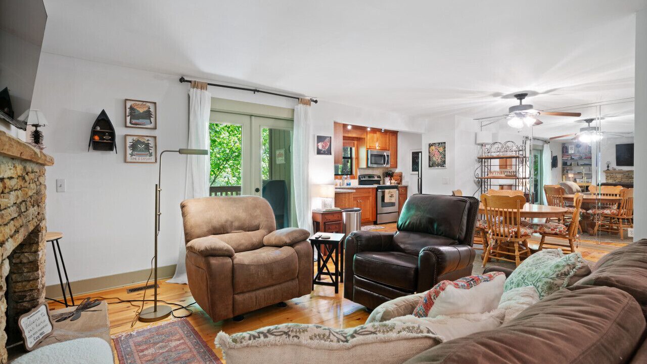 Photo of Livingroom in Big Canoe