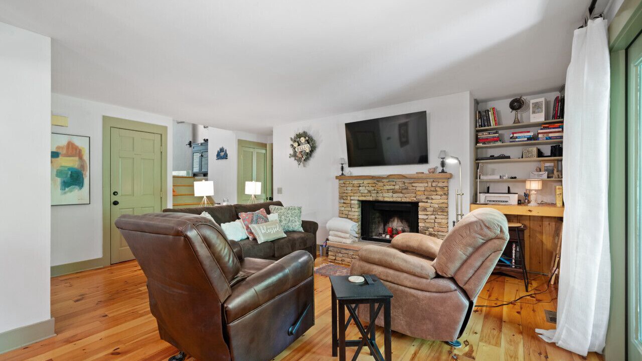 Photo of Livingroom in Big Canoe