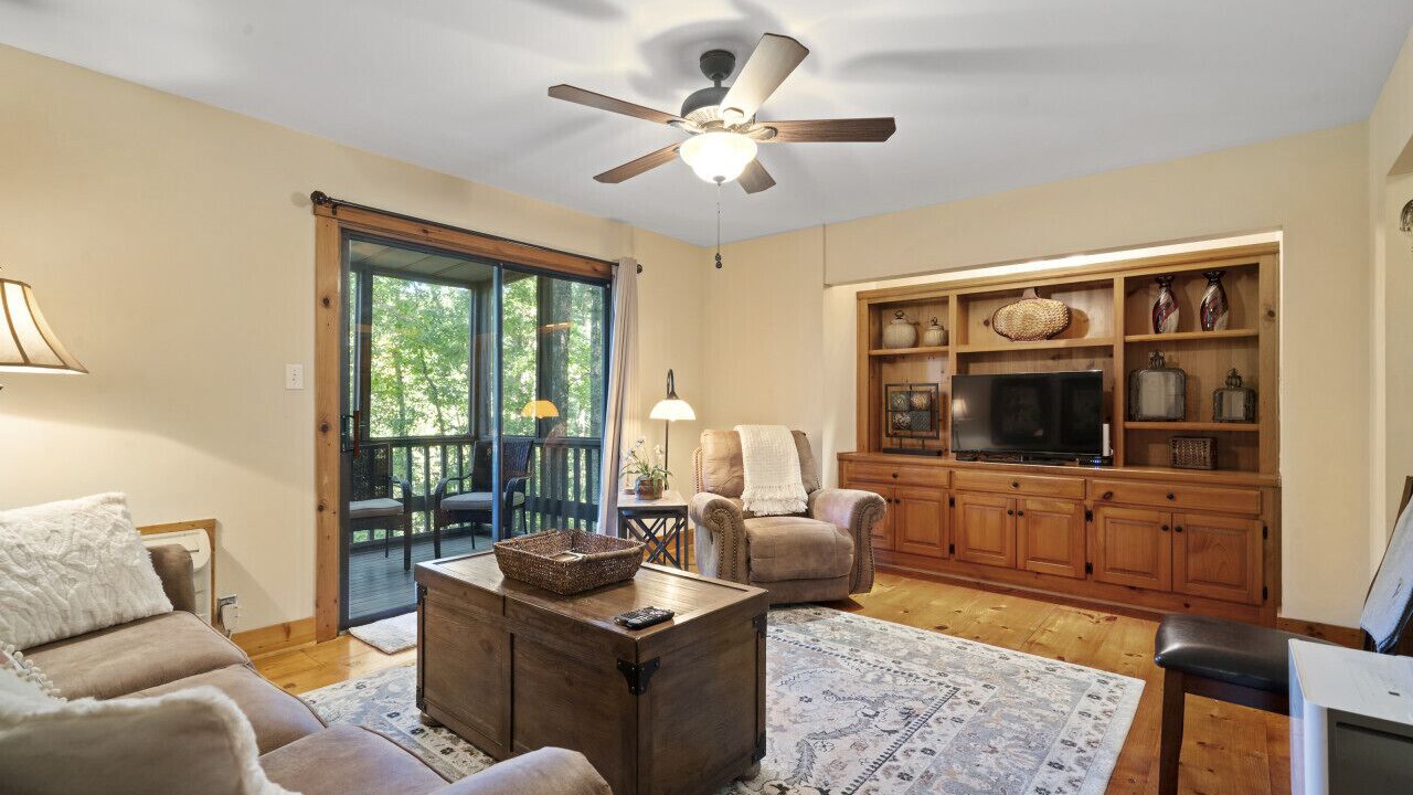 Photo of Livingroom in Big Canoe