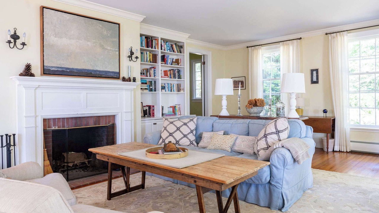 Photo of Livingroom in Saunderstown