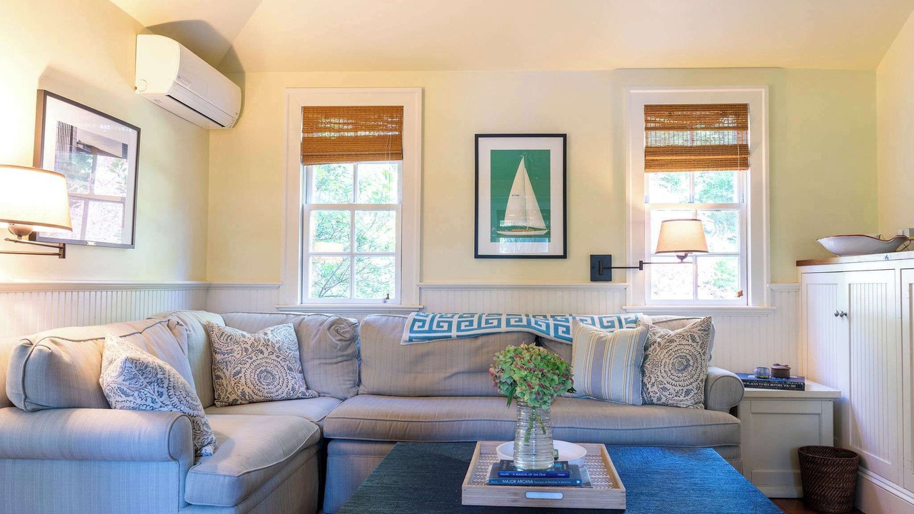 Photo of Livingroom in Saunderstown