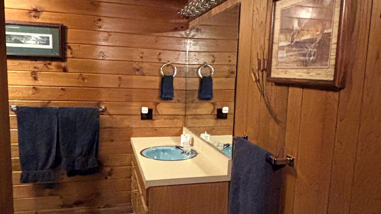 Photo of Bathroom in Ellenburg Depot