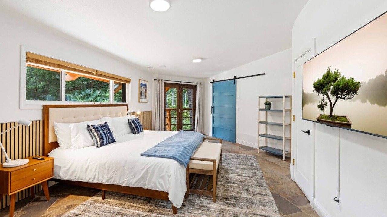 Photo of Bedroom in Saunders Lake