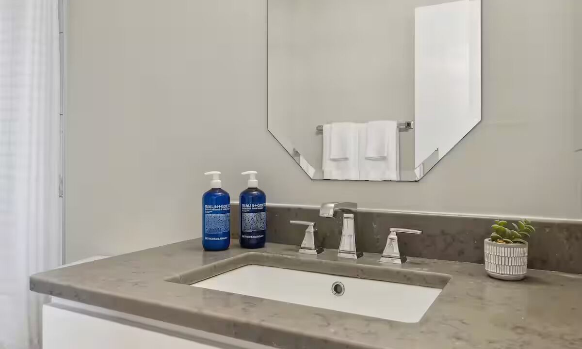 Photo of Bathroom in Downtown Pittsburgh