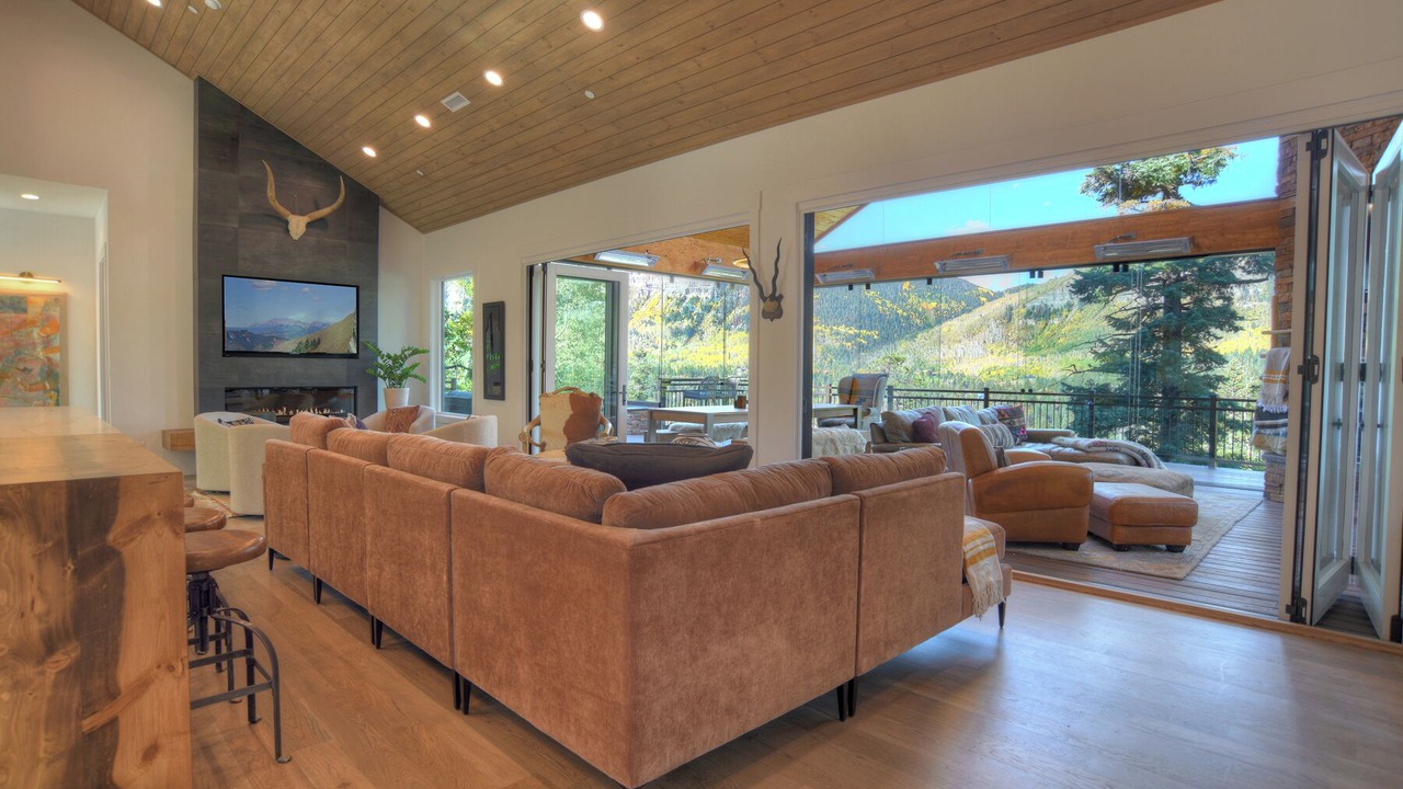 Photo of Livingroom in Columbine Lake