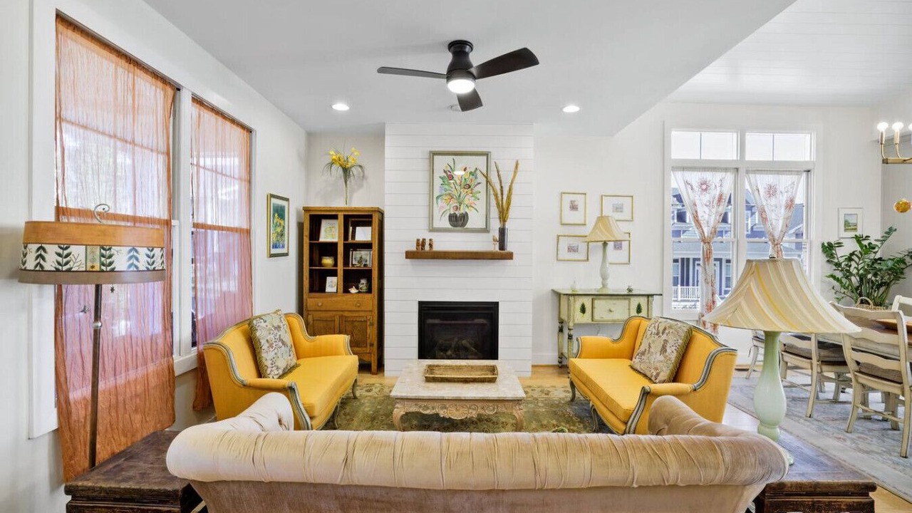 Photo of Livingroom in Locust Grove