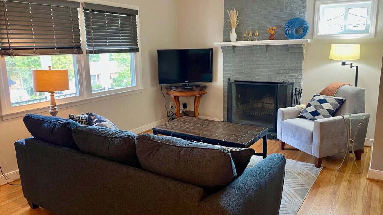 Photo of Livingroom in Locust Grove