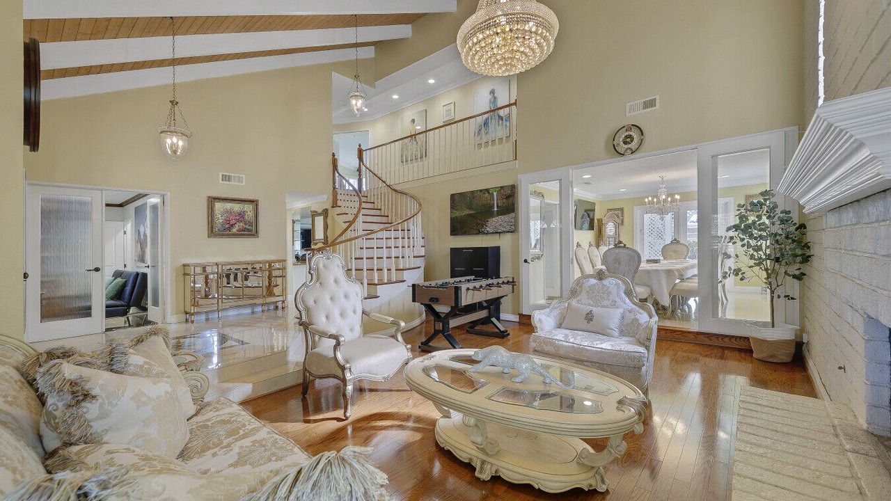 Photo of Livingroom in Midway City