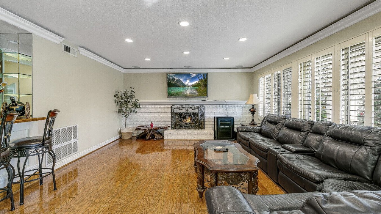 Photo of Livingroom in Midway City