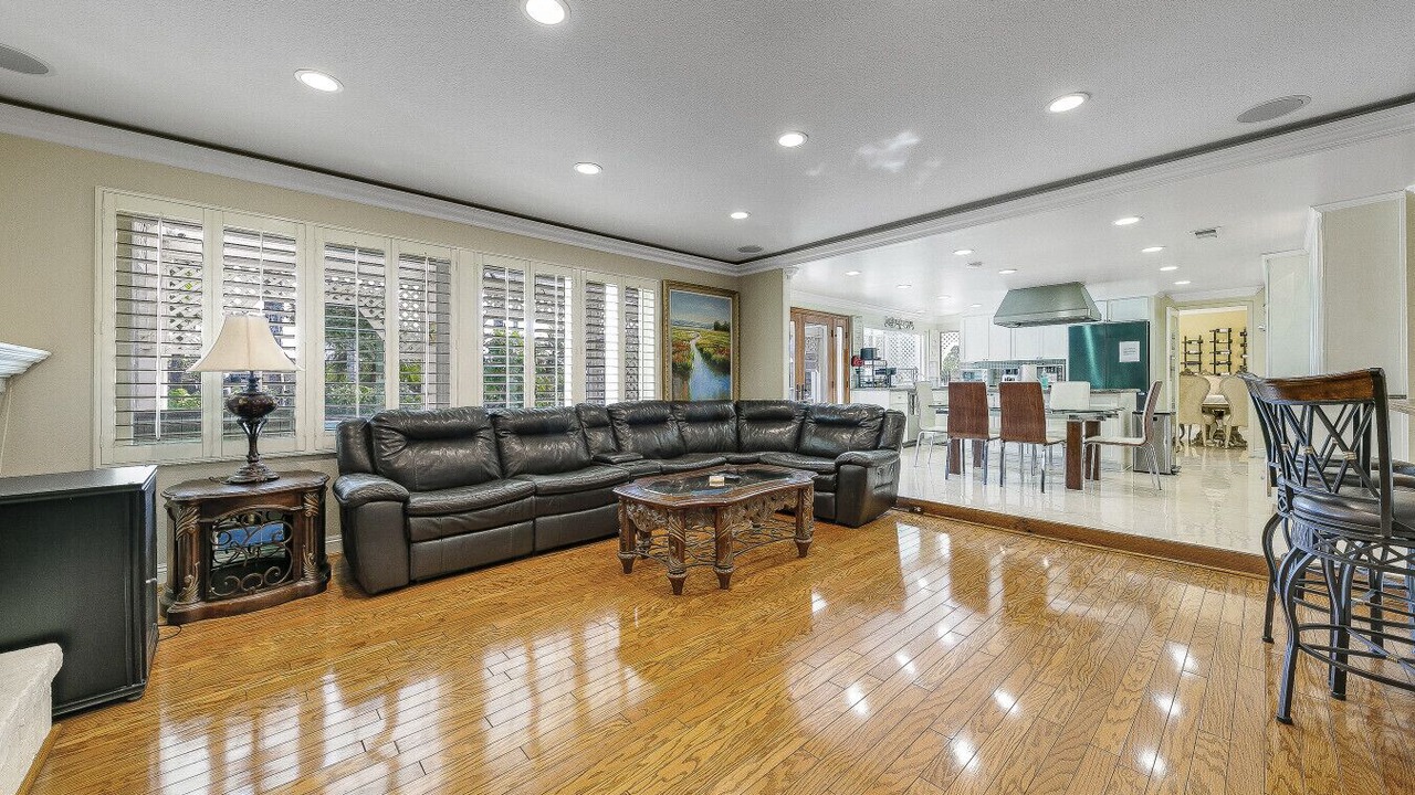 Photo of Livingroom in Midway City
