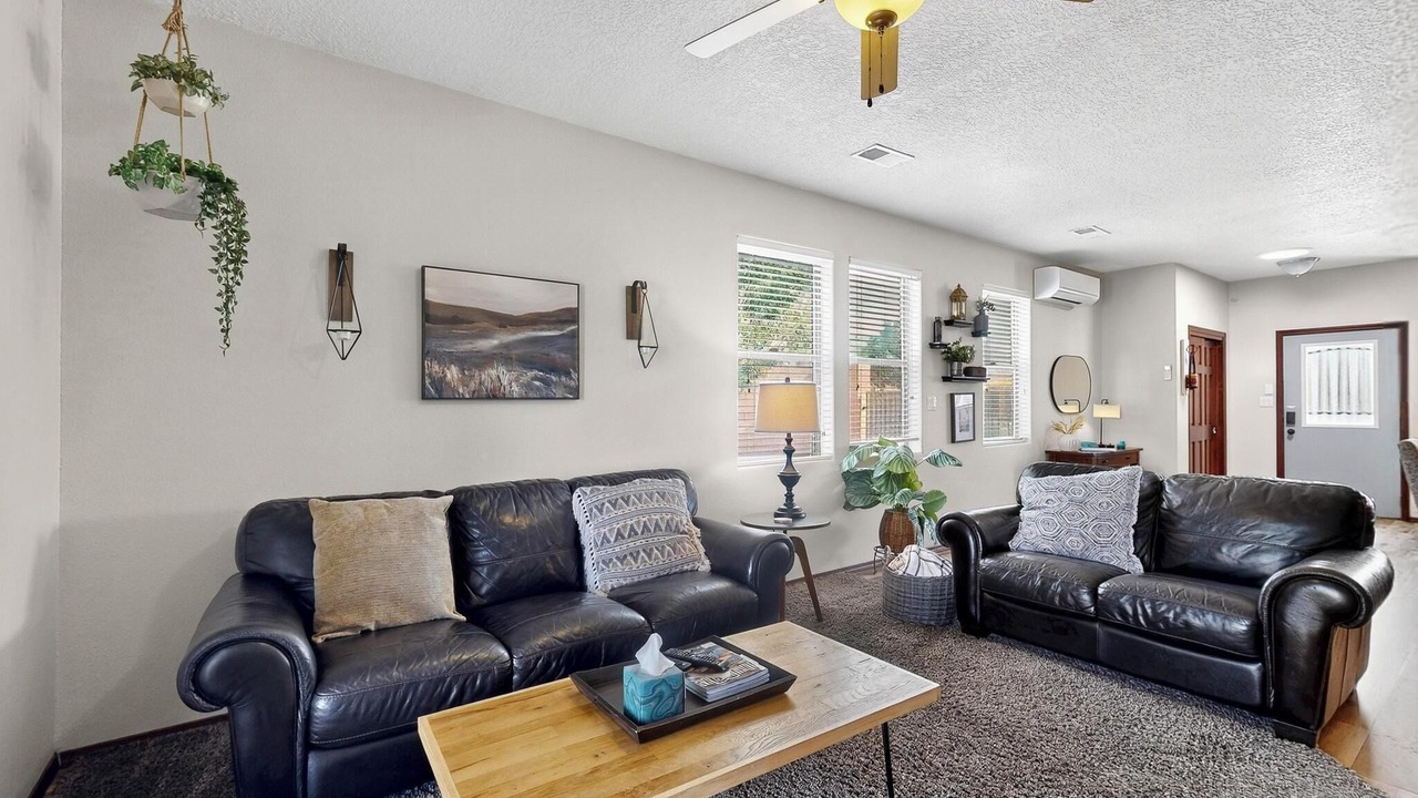 Photo of Livingroom in North Valley