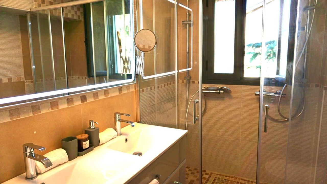 Photo of Bathroom in Los Angeles de San Rafael