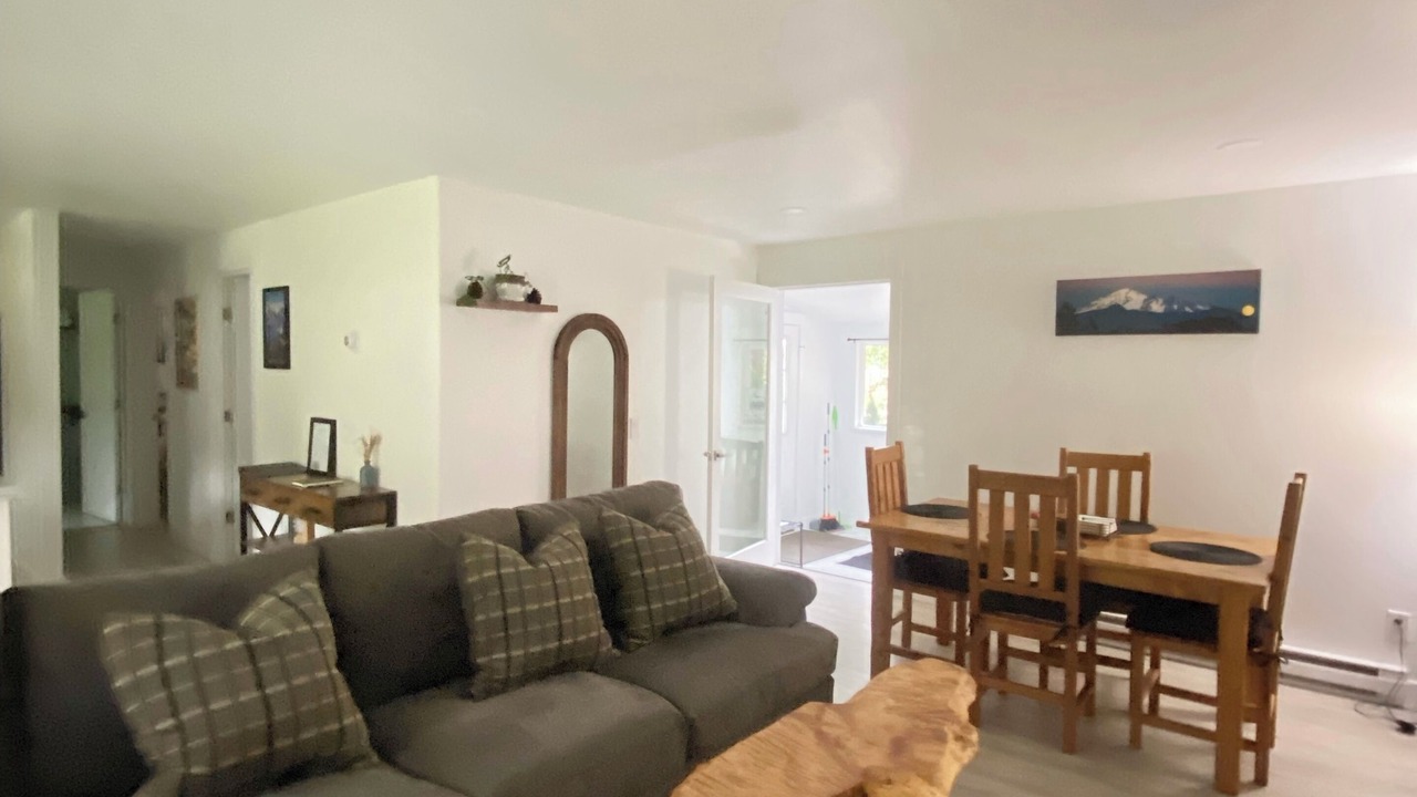 Photo of Livingroom in Peaceful Valley