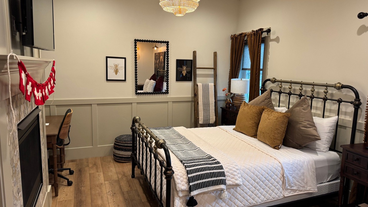 Photo of Bedroom in Midway