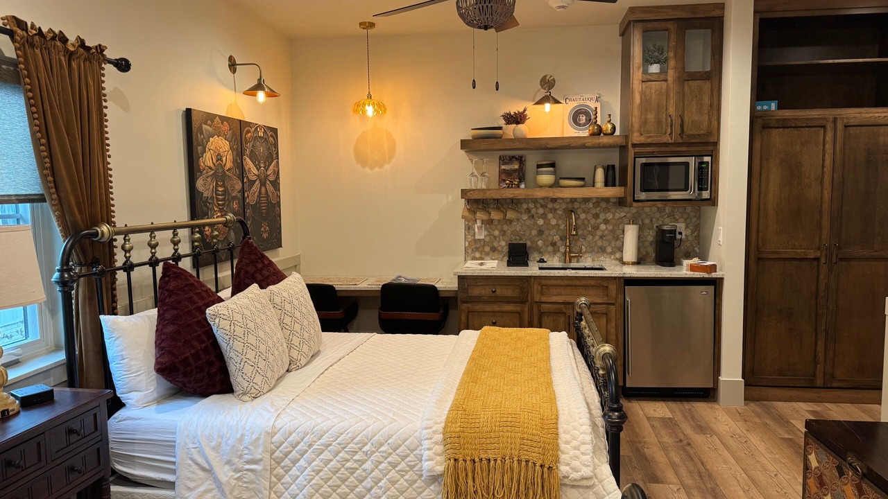 Photo of Bedroom in Midway