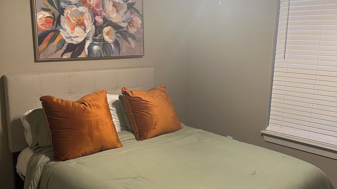 Photo of Bedroom in Oaks Historic District