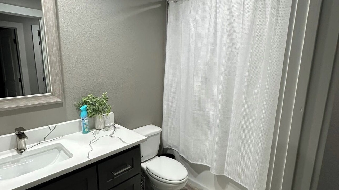 Photo of Bathroom in Oaks Historic District