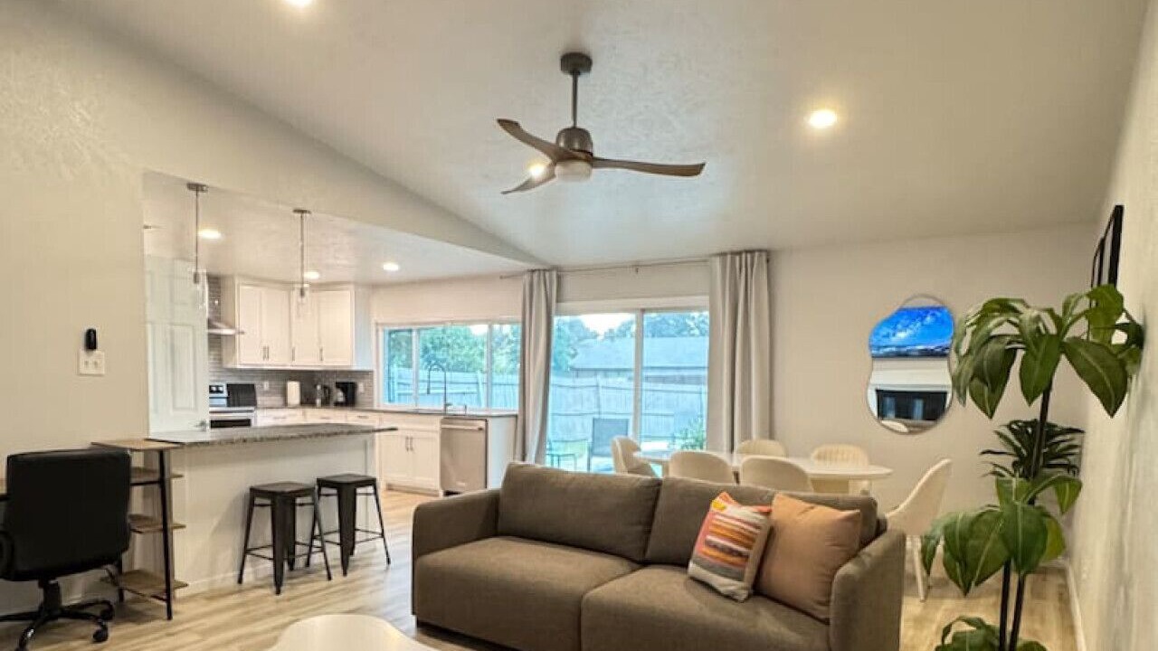 Photo of Livingroom in Northeast Carrollton
