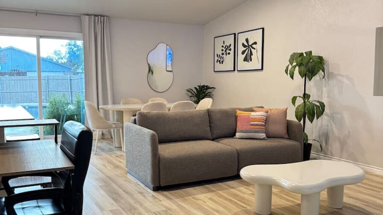 Photo of Livingroom in Northeast Carrollton